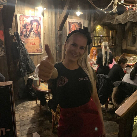 Tarjoilun kauneutta! Miss Suomi Alina Voronkova on ravintola-alalla vanha tekijä - myi Tampereella sata shottia, kantoi kasoittain wingsejä - kuvat! Alina tarjoilee