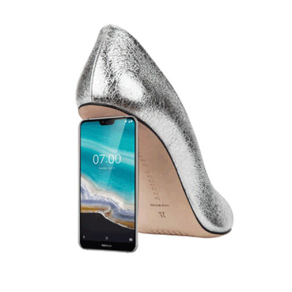 Tervetuloa älykorkkarit! Minna Parikan uutuuskengissä on Nokian älypuhelimesta tehty korko – nappaa kuvia vauhdissa ja latautuu kävellessä! minna parikan älykorkkarit