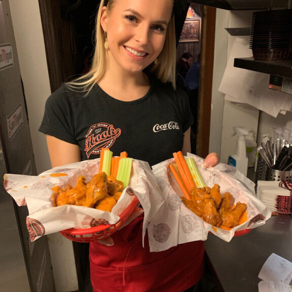 Tarjoilun kauneutta! Miss Suomi Alina Voronkova on ravintola-alalla vanha tekijä - myi Tampereella sata shottia, kantoi kasoittain wingsejä - kuvat! Alina tarjoilee