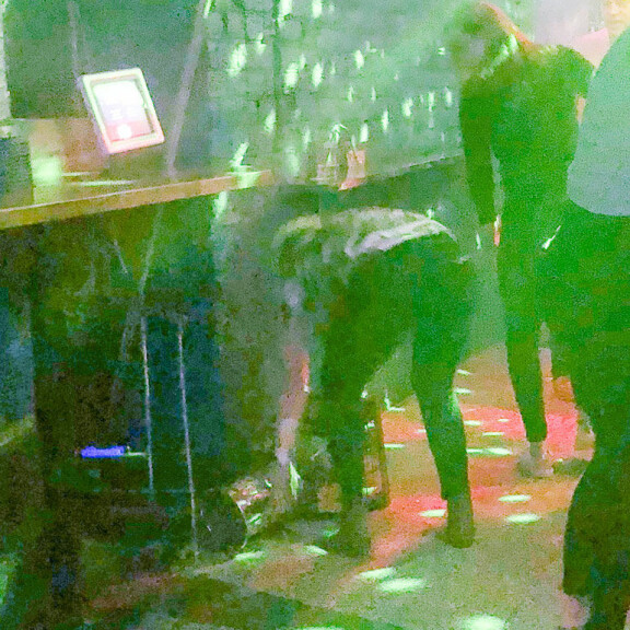 SM-pokaali sai tylyä kyytiä! Espoo Bluesin naiskiekkoilijoiden mestaruusjuhlinta riistäytyi käsistä – paljonkertovat kuvat! Kiekkopokaali sai tylyä kyytiä kun voitokas joukkue juhli.