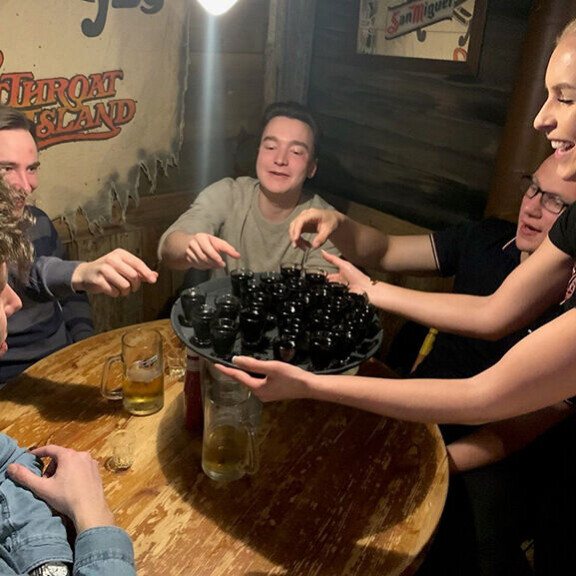 Tarjoilun kauneutta! Miss Suomi Alina Voronkova on ravintola-alalla vanha tekijä - myi Tampereella sata shottia, kantoi kasoittain wingsejä - kuvat! Alina tarjoilee