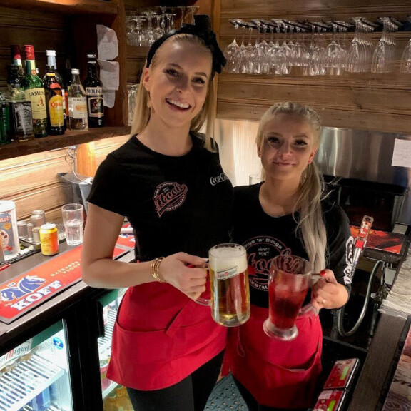 Tarjoilun kauneutta! Miss Suomi Alina Voronkova on ravintola-alalla vanha tekijä - myi Tampereella sata shottia, kantoi kasoittain wingsejä - kuvat! Alina tarjoilee