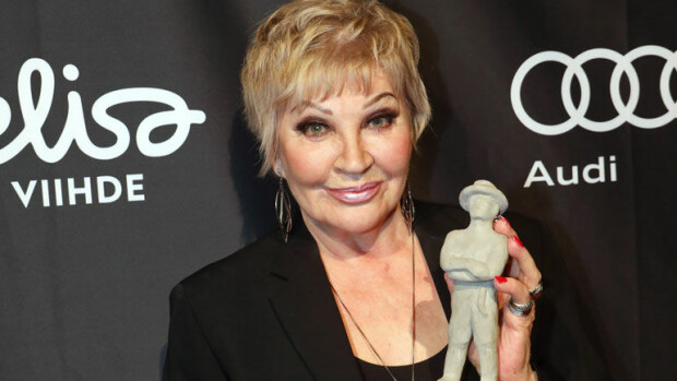 Hannele Lauri koki elämänsä yllätyksen: ”Lähdin juhiin ex-tempore enkä osannut aavistaa…” Hannele Lauri palkittiin Jussilla.