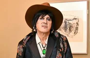 Rocklegenda Andy McCoy veti ihmisiä puoleensa Helsingin hienostoalueella – kuva!