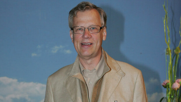 Suomen tunnetuin antiikkikauppias herkutteli naisseurassa – kuva! Wenzel hagelstam lounasti naisseurassa.