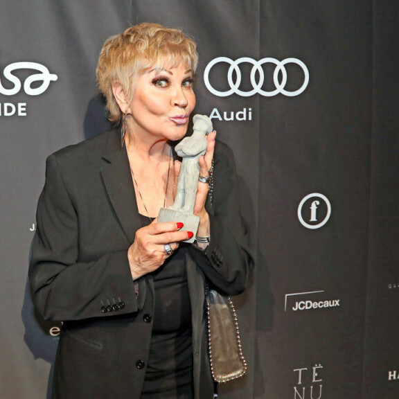 Hannele Lauri koki elämänsä yllätyksen: ”Lähdin juhiin ex-tempore enkä osannut aavistaa…” Hannele Lauri ja Jussi-palkinto.