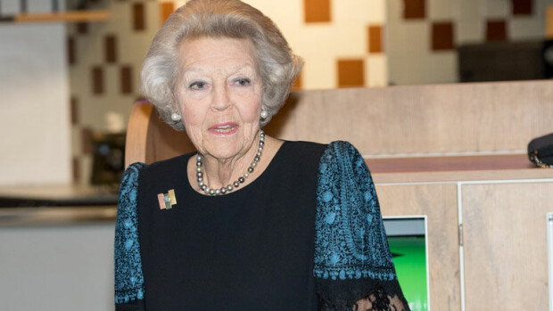 Nerokas vekotin! Hollannin ex-kuningatar Beatrix palkitsi älyrollaattorin keksijän – kuva! Beatrix palkitsi rollaattorin keksijän.