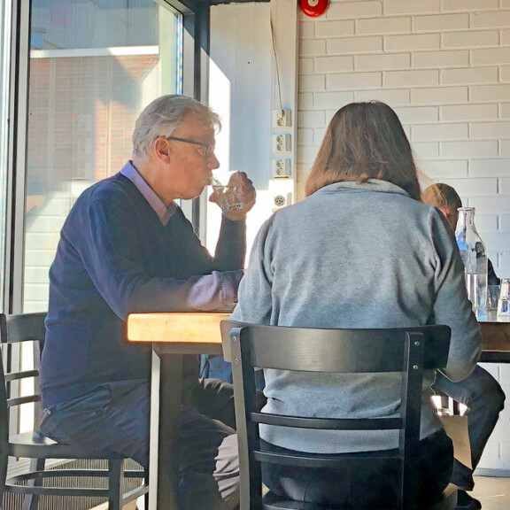 Suomen tunnetuin antiikkikauppias herkutteli naisseurassa – kuva! Wenzel hagelstam lounaalla.