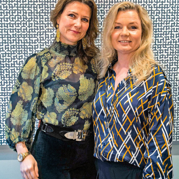 Märtha Louise kävi Elisabeth Nordengin kanssa Suomessa luennoimassa, kuinka uupumistakin aiheuttavan herkkyyden kanssa oppii lopulta elämään. Märtha Louise kävi Elisabeth Nordengin kanssa Suomessa luennoimassa, kuinka uupumistakin aiheuttavan herkkyyden kanssa oppii lopulta elämään.