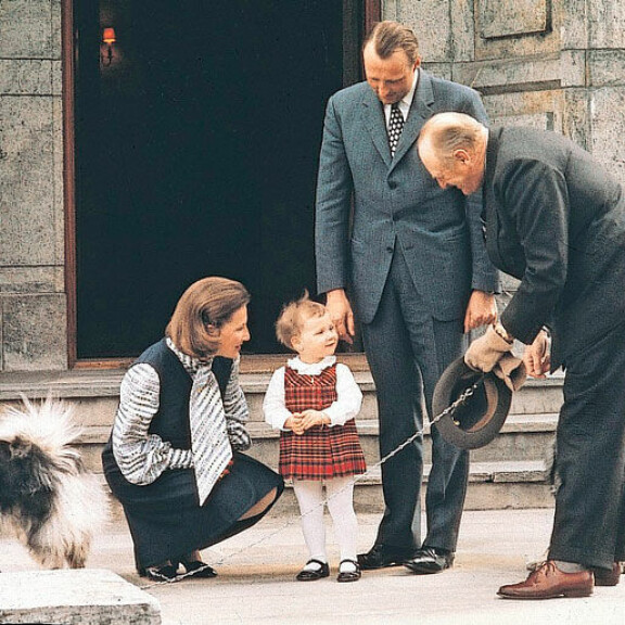 Erityisherkkyys on ollut osa prinsessan elämää aivan pienestä asti. Edustustilaisuudet uuvuttivat hänet perin pohjin. Kuva kuningas Olavin kanssa on vuodelta 1973. Erityisherkkyys on ollut osa prinsessan elämää aivan pienestä asti. Edustustilaisuudet uuvuttivat hänet perin pohjin. Kuva kuningas Olavin kanssa on vuodelta 1973.