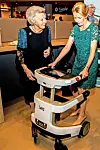 Beatrix palkitsi rollaattorin keksijän.