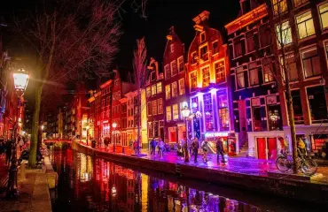 Tirkistely riitti seksityöläisille ja kaupunkilaisille - Amsterdam kieltää turistikierrokset punaisten lyhtyjen alueella