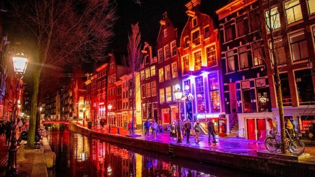Tirkistely riitti seksityöläisille ja kaupunkilaisille - Amsterdam kieltää turistikierrokset punaisten lyhtyjen alueella Punaisten lyhtyjen alue on kuuluisa.