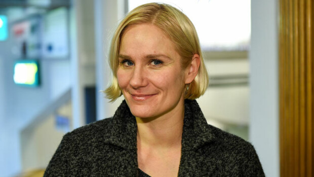 Paljastava kuva! Laura Malmivaara vilahti salaa Jussi-gaalaan – sauhutteli jatkoilla näyttelijäkollegansa kanssa! Laura Malmivaara nähtiin tupakalla.