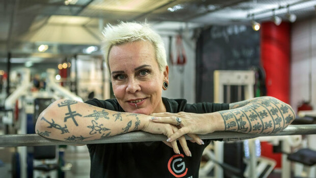 ”Turisti on arvoasteikossa koiran alapuolella” – Intiassa reppumatkaileva Wilma Schlizewski vietiin lentokentältä kuulusteluun! Wilma nauttii Intiassa kulttuurin monimuotoisuudesta.