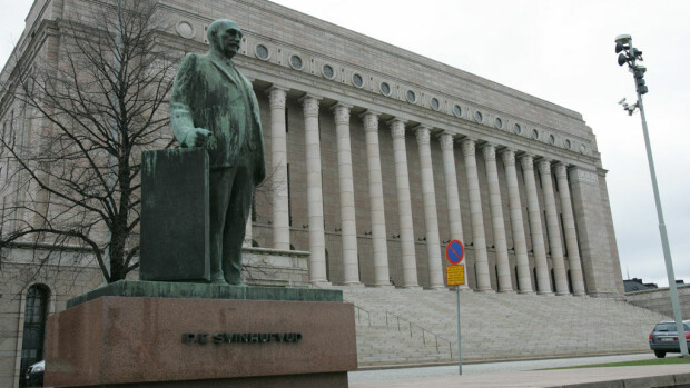 Muistatko, kuka kansanedustaja puhui humalassa eduskunnan täysistunnossa? Testaa tietosi Suomen poliittisista kohuista! Eduskunta