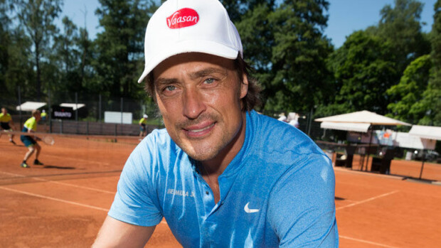 Naiset piirittivät! Teemu Selänne villitsi Helsingin yössä – kuvat! Teemu Selänne lauloi karaokessa.
