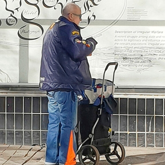 Lapinlahden lintujen Timo Eränkö tissutteli kaljaa tiuhaan tahtiin – kuva! Timo Eränlö Kalliossa.