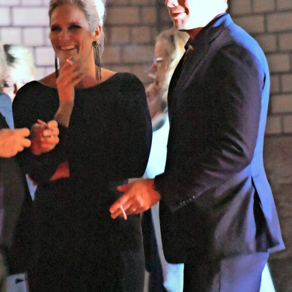 Paljastava kuva! Laura Malmivaara vilahti salaa Jussi-gaalaan – sauhutteli jatkoilla näyttelijäkollegansa kanssa! Laura Malmivaara tupakalla.