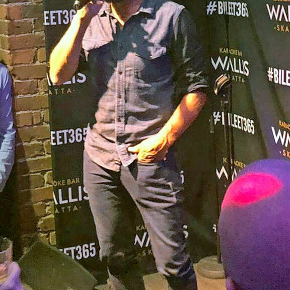 – Olen kaivannut sinua Kyllikki... Teemu tulkitsi vankalla rutiinillaan ravintolan karaokessa. – Olen kaivannut sinua Kyllikki... Teemu tulkitsi vankalla rutiinillaan ravintolan karaokessa.