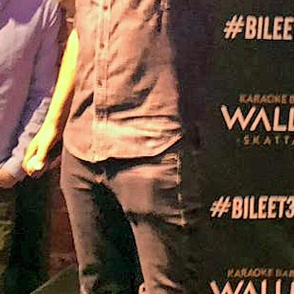 Teemun karaoketulkinta tallentui baarikansan kännyköihin. Illan aikana kiekkolegenda poseerasi faniensa kanssa myös yhteiskuvissa. Teemun karaoketulkinta tallentui baarikansan kännyköihin. Illan aikana kiekkolegenda poseerasi faniensa kanssa myös yhteiskuvissa.