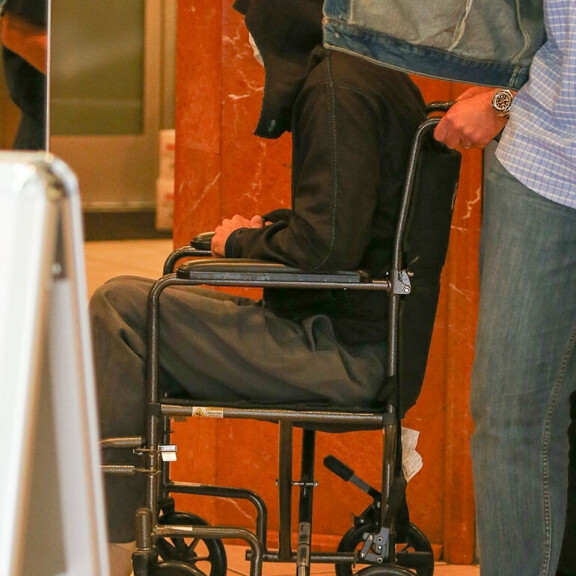 Brad Pitt joutui pyörätuoliin - paparazzikuvat leviävät netissä Brad Pitt