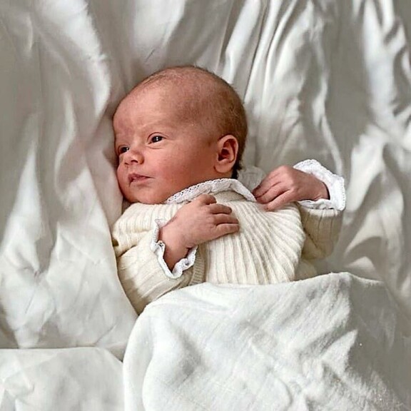 Julian syntyi; Danderydin sairaalassa 26.3. kello 11.19. Poika painoi 3 220 grammaa ja oli 49 senttiä pitkä. Julian syntyi Danderydin sairaalassa 26.3. kello 11.19. Poika painoi 3 220 grammaa ja oli 49 senttiä pitkä.