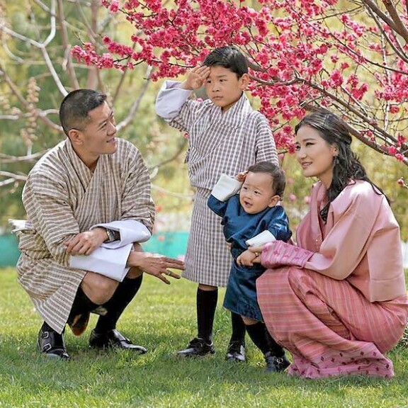 Kuninkaallisilla synttärijuhlia: näin Jetsun Pema onnitteli kuopustaan Bhutan