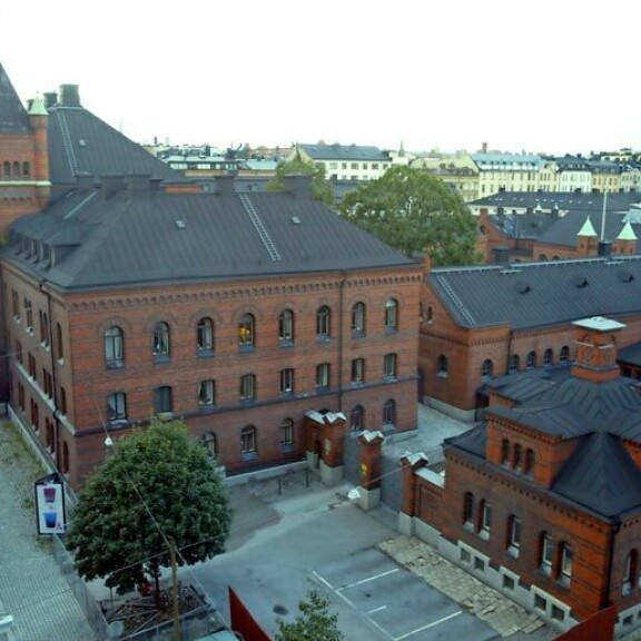 Madeleinen perheellä; on oma asuinsiipensä Tukholman kuninkaallisilla talleilla. Madeleinen perheellä on oma asuinsiipensä Tukholman kuninkaallisilla talleilla.