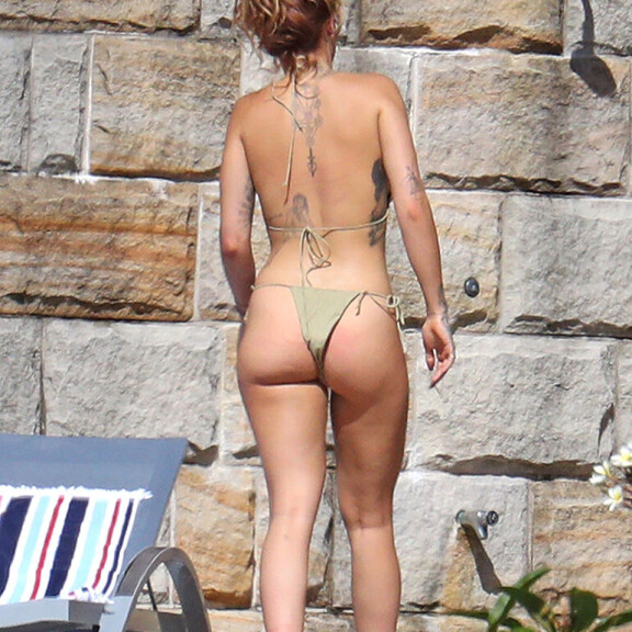 Hupsista! Laulaja Rita Oran, 30, rinta pompsahti bikineistä kesken aurinkokylvyn - kuvat! Rita Ora