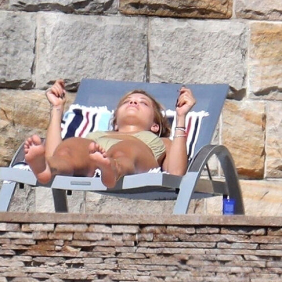 Hupsista! Laulaja Rita Oran, 30, rinta pompsahti bikineistä kesken aurinkokylvyn - kuvat! Rita Ora