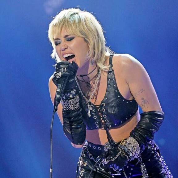 Näyttelijäkaunotar Margot Robbien eväät hämmensi kuvausryhmän, hiustuotteet veivät Jessica Alban ensiapuun – Hollywood-tähdet kärsivät allergioista Miley