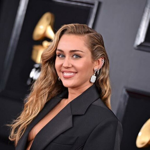 Näiden kaunotarten suudelmista voi vain haaveilla! Tunnistatko Hollywood-tähdet pelkän suun perusteella? Miley