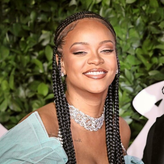 Näiden kaunotarten suudelmista voi vain haaveilla! Tunnistatko Hollywood-tähdet pelkän suun perusteella? Rihanna