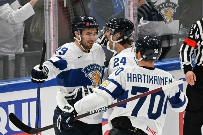 Ahti (vas.) on tehnyt MM-turnauksessa jo kaksi maalia. Hän painaa Leijonien nelosketjussa Hannes Björnisen ja Marko Anttilan rinnalla. Kuvassa tuulettamassa myös Teemu Hartikainen. Ahti on tehnyt MM-turnauksessa jo kaksi maalia. Hän painaa Leijonien nelosketjussa Hannes Björnisen ja Marko Anttilan rinnalla. Kuvassa tuulettamassa myös Teemu Hartikainen.