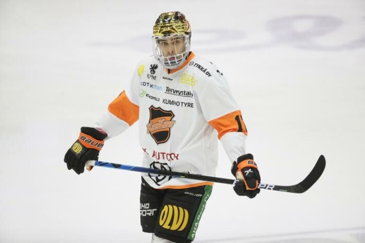 Vielä kaksi vuotta sitten Ahti kiekkoili SM-liigaa Kouvolan KooKoossa. Vielä kaksi vuotta sitten Ahti kiekkoili SM-liigaa Kouvolan KooKoossa.
