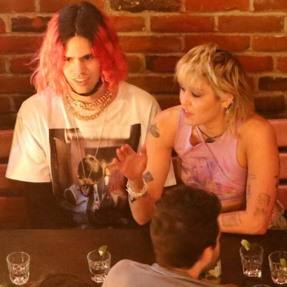 Hollywoodin uusin superpari? Kohulaulaja Miley Cyrus ratkesi juomaan uuden kultansa kanssa - paparazzikuvat kosteasta illasta! Miley Cyrus YungBlud