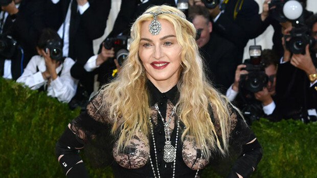 Jösses! Madonna, 62, pornoilee estoitta: rinnat pursuavat liiveistä – kuvat! Madonna