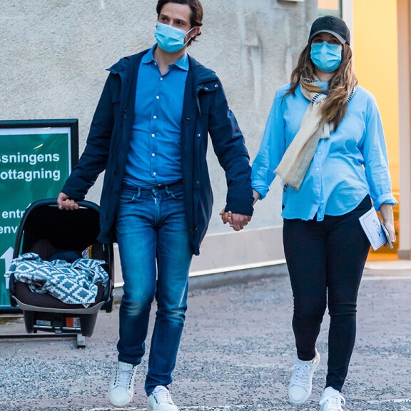 Sininen tyyli! Ruotsin prinssi Carl Philip ja prinsessa Sofia kotiutuivat sairaalasta vastasyntyneen vauvan kanssa - katso kuvat Prinssi Carl Philip ja Sofia