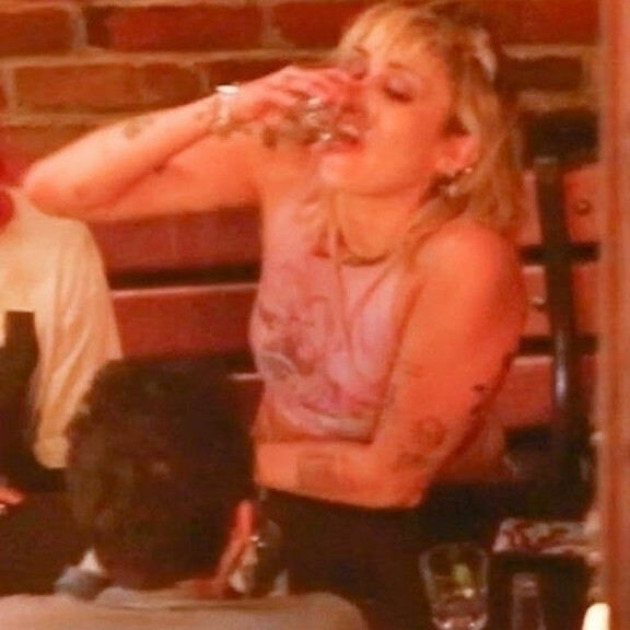 Hollywoodin uusin superpari? Kohulaulaja Miley Cyrus ratkesi juomaan uuden kultansa kanssa - paparazzikuvat kosteasta illasta! Miley Cyrus