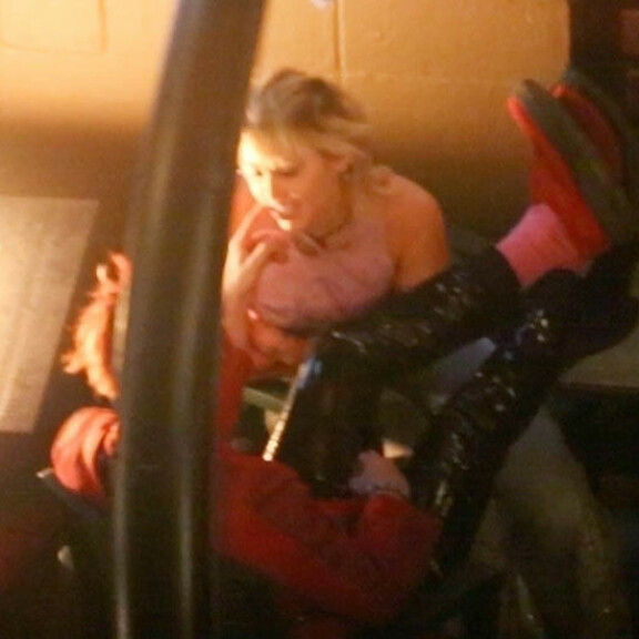 Hollywoodin uusin superpari? Kohulaulaja Miley Cyrus ratkesi juomaan uuden kultansa kanssa - paparazzikuvat kosteasta illasta! Miley Cyrus YungBlud