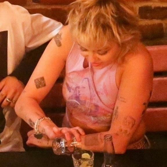 Hollywoodin uusin superpari? Kohulaulaja Miley Cyrus ratkesi juomaan uuden kultansa kanssa - paparazzikuvat kosteasta illasta! Miley Cyrus