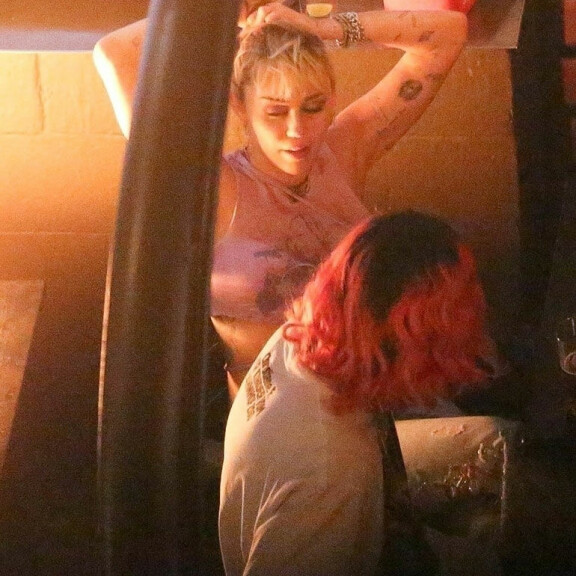 Hollywoodin uusin superpari? Kohulaulaja Miley Cyrus ratkesi juomaan uuden kultansa kanssa - paparazzikuvat kosteasta illasta! Miley Cyrus YungBlud