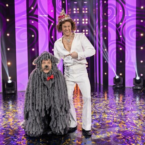 Pilvi Hämäläisen (vas.) näyttelemä Pönttö ja Dennis Nylundin sketsihahmo Folke Rundqvist nauttivat katsojien suosiosta läpi Putous-kauden. Pilvi Hämäläisen (vas.) näyttelemä Pönttö ja Dennis Nylundin sketsihahmo Folke Rundqvist nauttivat katsojien suosiosta läpi Putous-kauden.