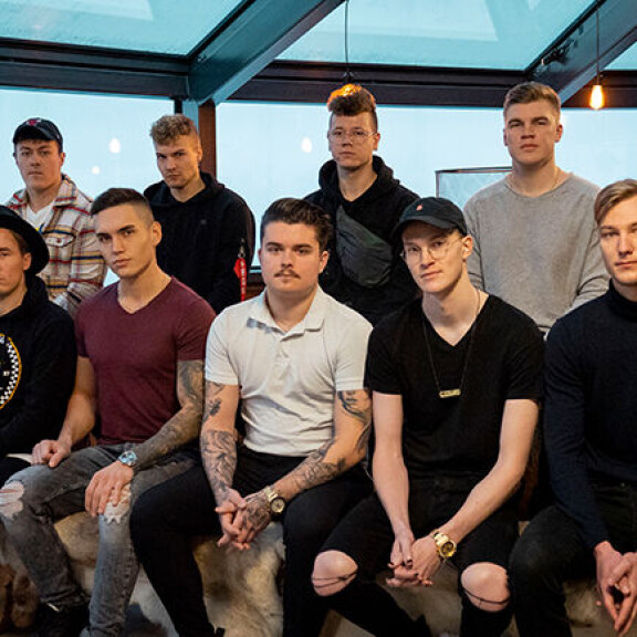 Ville (kolmas vas. alarivissä) sekä Toni (ensimmäinen oik. ylärivissä) saavat lähtöpassit Viettelysten Saarelta. Temptation island suomi