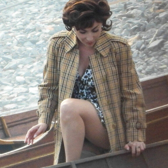 House of Gucci -elokuvan kuvaukset etenevät: Lady Gagan vesirajaa hipova hameenhelma paljasti kuvauksissa enemmän kuin piti - kuvat! Lady Gaga