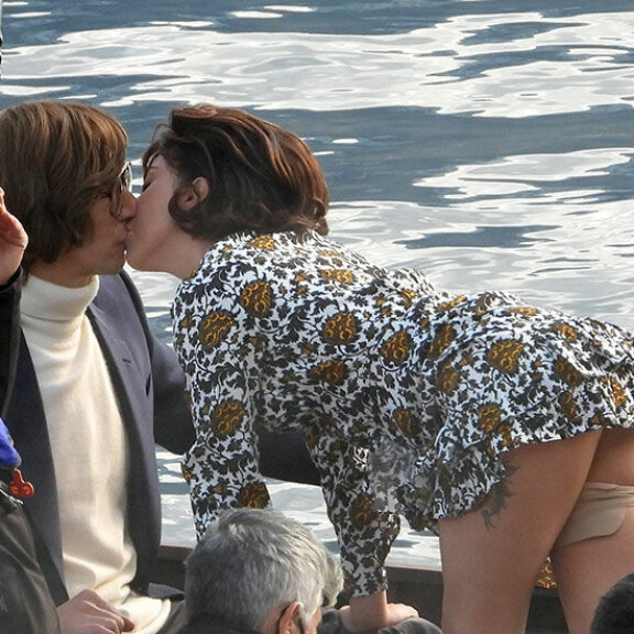 House of Gucci -elokuvan kuvaukset etenevät: Lady Gagan vesirajaa hipova hameenhelma paljasti kuvauksissa enemmän kuin piti - kuvat! Lady Gaga Adam Driver