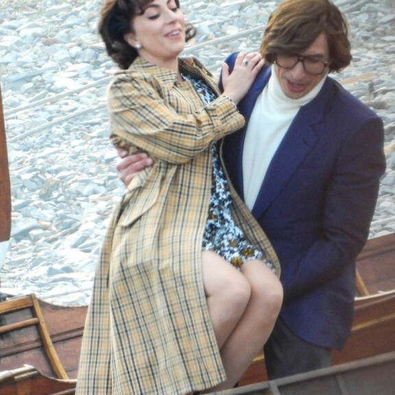 House of Gucci -elokuvan kuvaukset etenevät: Lady Gagan vesirajaa hipova hameenhelma paljasti kuvauksissa enemmän kuin piti - kuvat! Lady Gaga Adam Driver