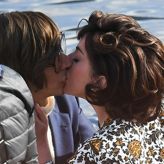 House of Gucci -elokuvan kuvaukset etenevät: Lady Gagan vesirajaa hipova hameenhelma paljasti kuvauksissa enemmän kuin piti - kuvat! Lady Gaga Adam Driver
