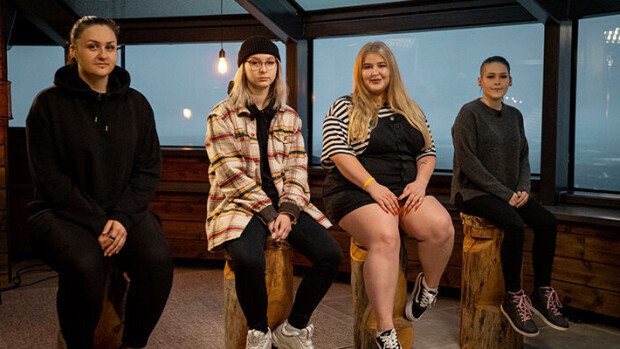 Hätkähdyttävä yllätyskäänne pistää varattujen pasmat sekaisin Temptation Islandilla - Mirkku purskahtaa itkuun: 'Kaikki purkaantui kun sain kuulla tästä' Temptation Island Suomi Anna Miranda Mirkku Sonya Julia